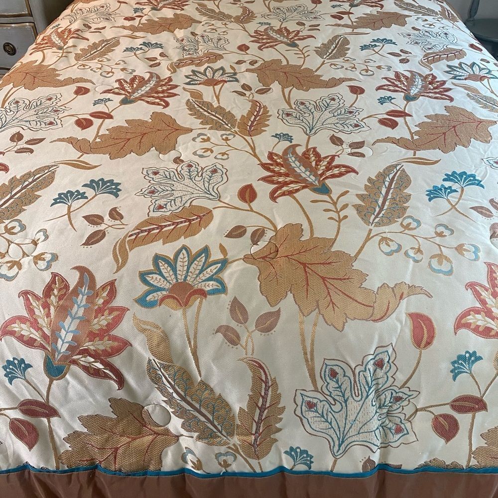 Floral Patterned Bedding King comforter - Picture 2 of 5